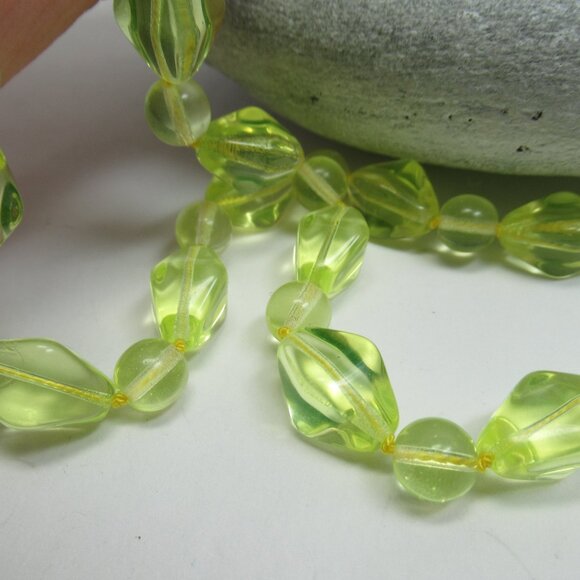 Uranium Glass vintage bead necklace - Picture 8 of 10